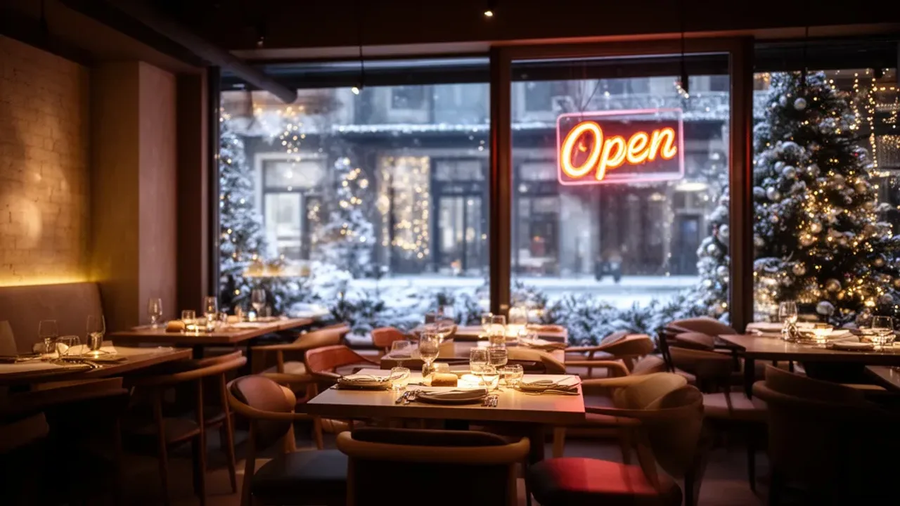 Czy restauracje są otwarte 6 stycznia? Poradnik 2025: co jest czynne? Wnętrze eleganckiej restauracji z widocznym napisem Open, obrazujące czy restauracje są otwarte 6 stycznia w święto.