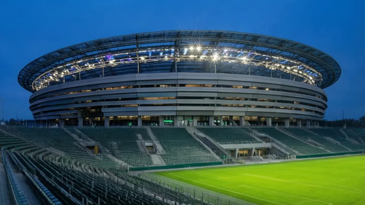 Legia stadion: Stadion Miejski Legii Warszawa im. Marszałka J. Piłsudskiego Nowoczesna architektura - Stadion Miejski Legii Warszawa im. Marszałka J. Piłsudskiego, legia stadion oświetlony po zmroku.