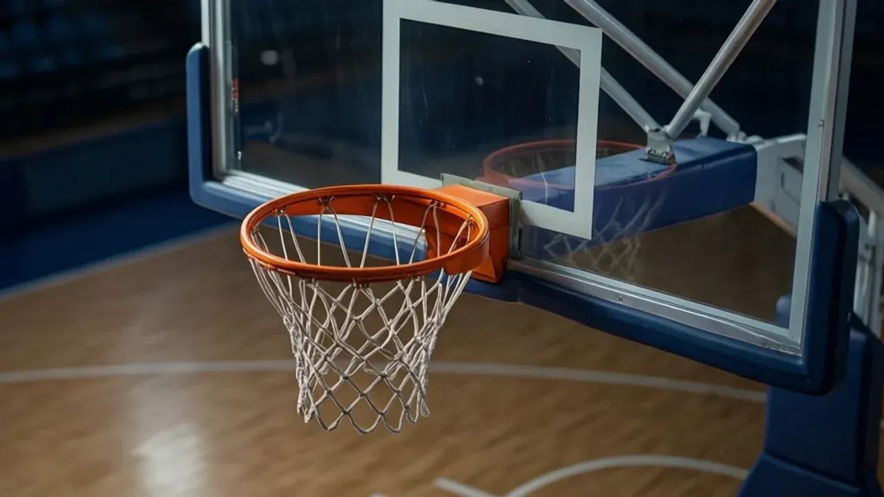 Na jakiej wysokości jest kosz w NBA? Wysokość kosza do koszykówki Profesjonalny kosz do koszykówki z obręczą zawieszoną na wysokości 3,05 metra, obrazujący na jakiej wysokości jest kosz w NBA.